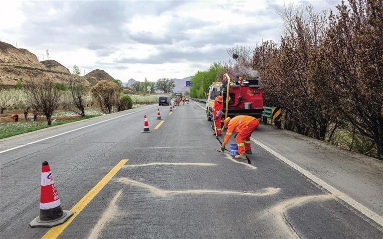 养路工人保障环兰公路安全畅通　何怡璇　摄