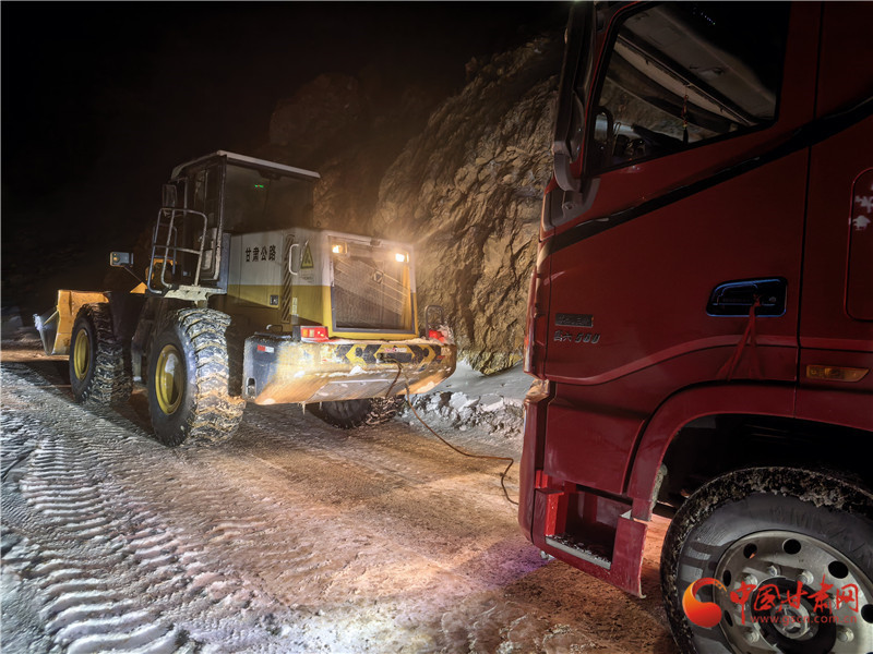 甘青交界S215线除雪现场