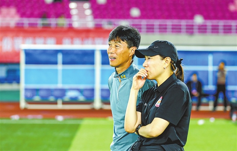 国家队守门员教练区楚良，应九江队主帅王婷婷之邀，专程赶到九江，并随队一同征战新余。