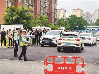 交警指挥外来车辆进出陶阳里3号停车场。 （全媒体记者 付裕 摄）
