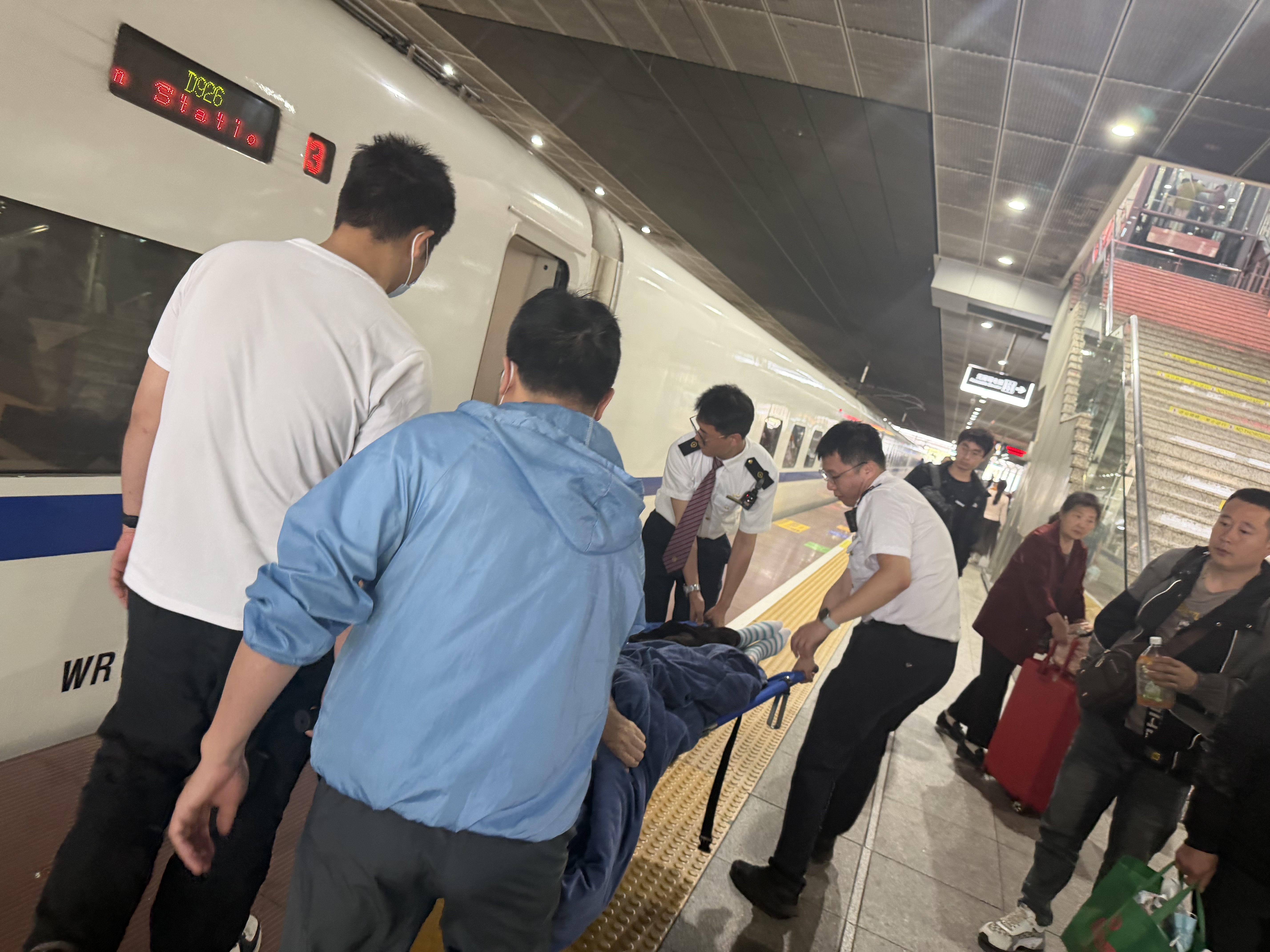 深圳北站“迎春花”伴旅客假期平安出行