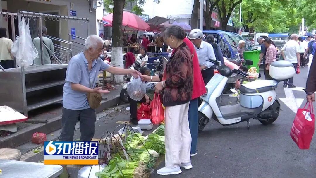 章贡区卫府里农贸市场改造后“内冷外热” 市民：不实惠 好闷