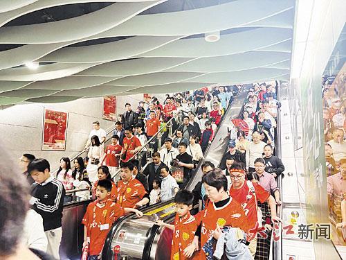 5月1日，南昌国体中心附近地铁站点因为赣超开赛迎来大量球迷。