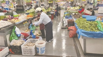 杏园菜场内占道经营现象突出。