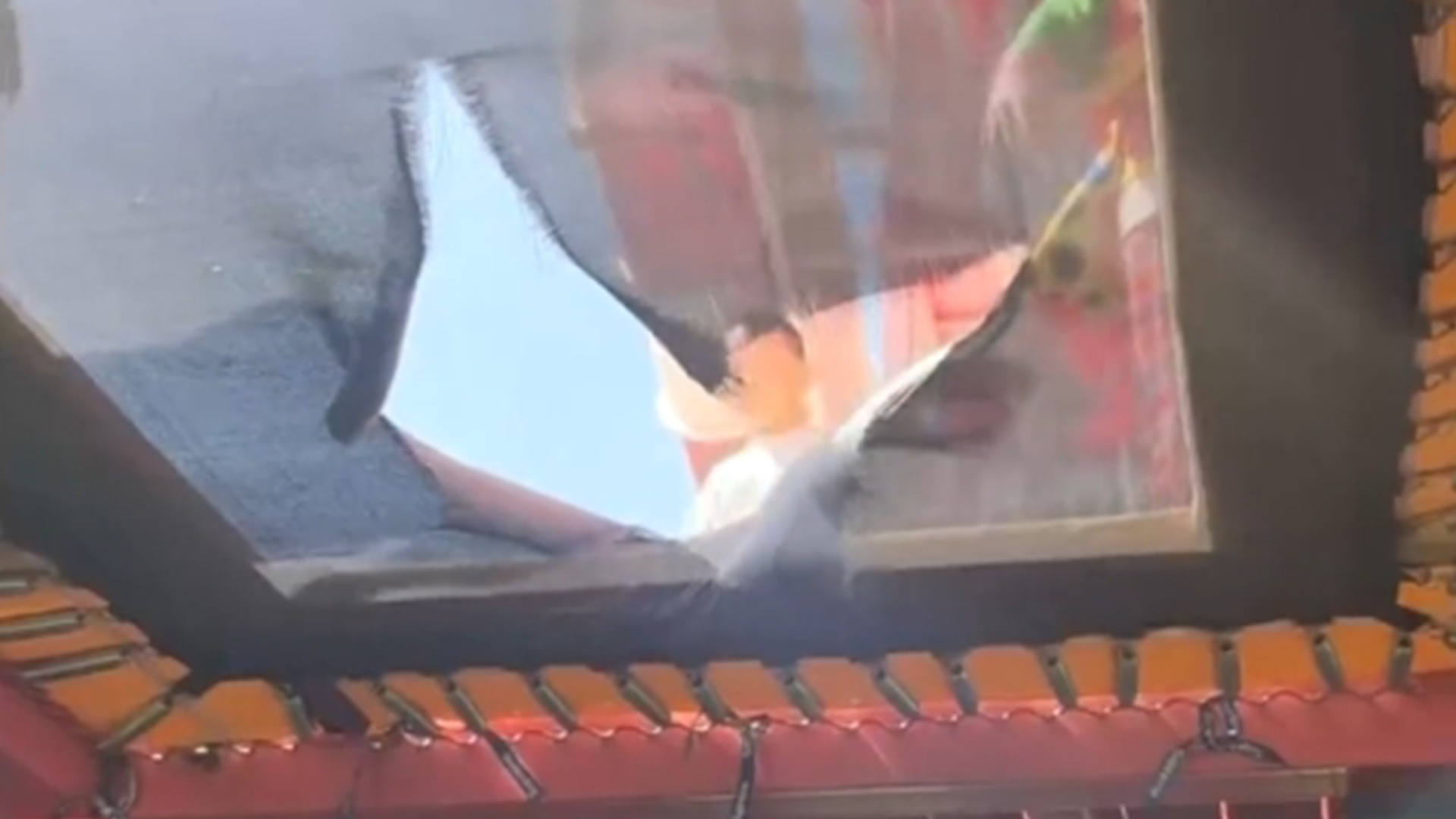 游乐场蹦床弹跳布突然撕裂致女子从高空摔落，工作人员：设备损坏属正常情况，目前已修复，可以继续玩，该玩就玩