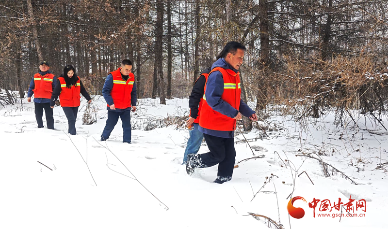 雷昌虎和同事们雪中救助野生动物