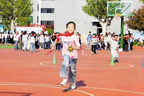 4月30日，唐山市丰南区第一实验小学大课间，学生们自主选择运动项目，乐享“运动大餐”。本报记者 师 源摄