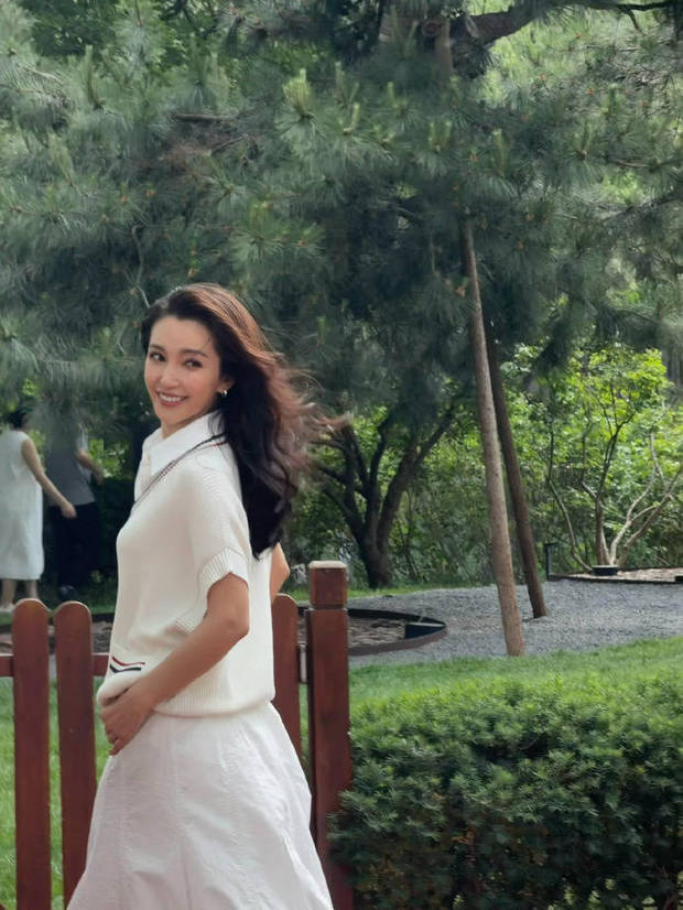 李冰冰回眸一笑。