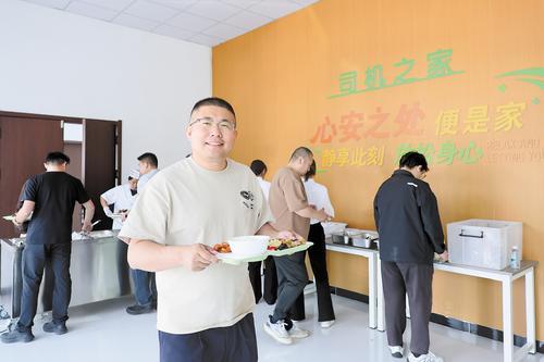 4月30日，在交投时代&middot;冀通能源谷充电站服务中心餐饮区，货车司机准备就餐。 本报记者 霍艳恩摄