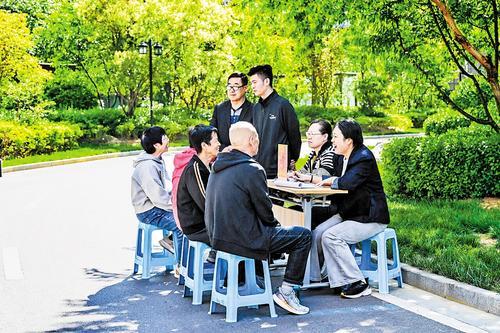 4月29日，邯郸市复兴区荣盛城社区工作人员以“流动办公桌”的形式为居民提供服务。 本报记者 田明摄