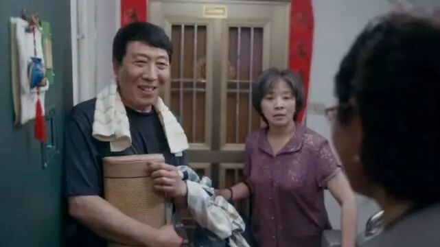 《安家》老严夫妇退了房子准备搬到给儿子新买的房子里去住_新浪新闻