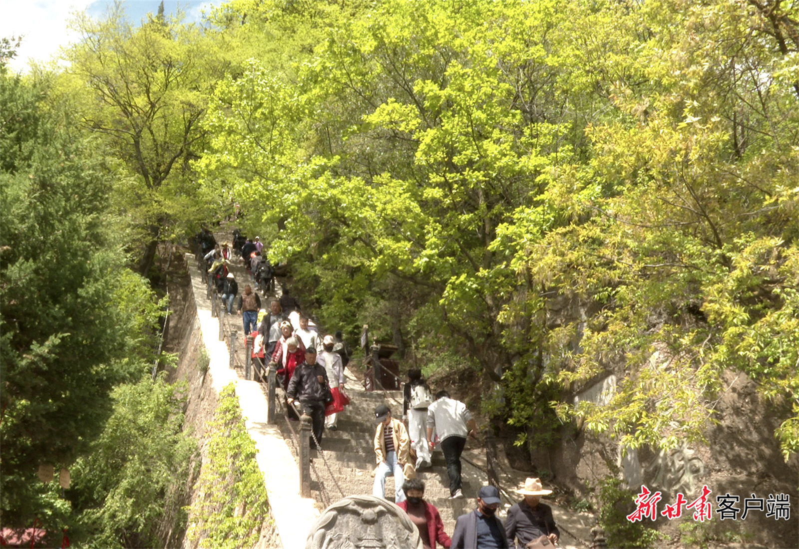崆峒山景区游人如织