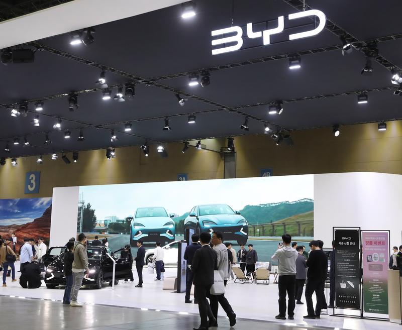 在韩国高阳举行的 “2025首尔迁徙出行展”上，不雅众参不雅中国品牌比亚迪展区。新华社贵寓