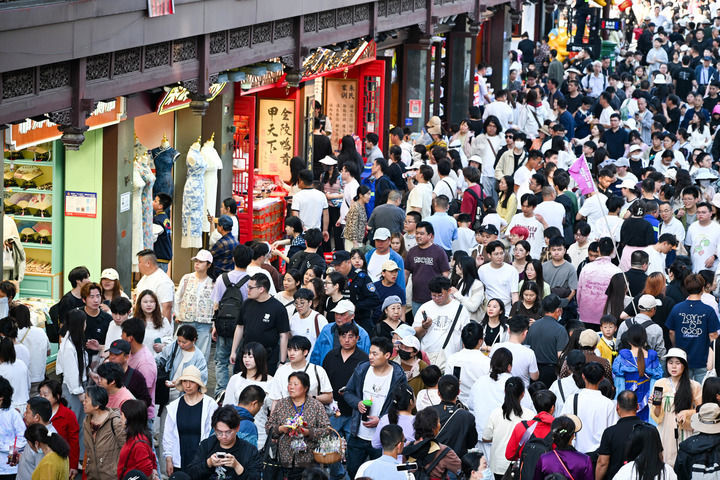 2026年5月1日,游客在南京夫子庙景区游玩。新华社发(杨素平 摄)