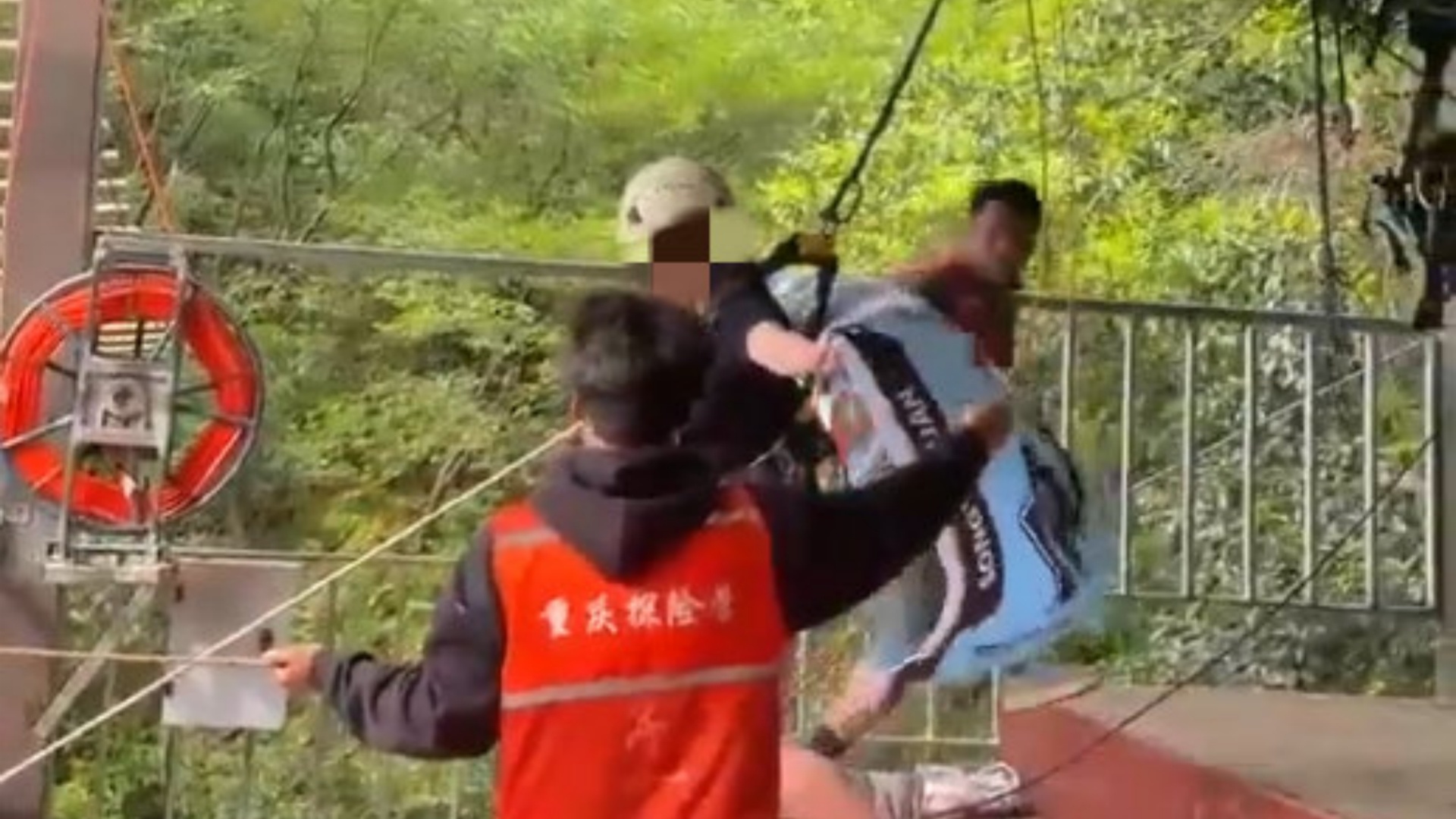 观网快评：“瀑布秋千”越来越多，国内景区正在失去什么