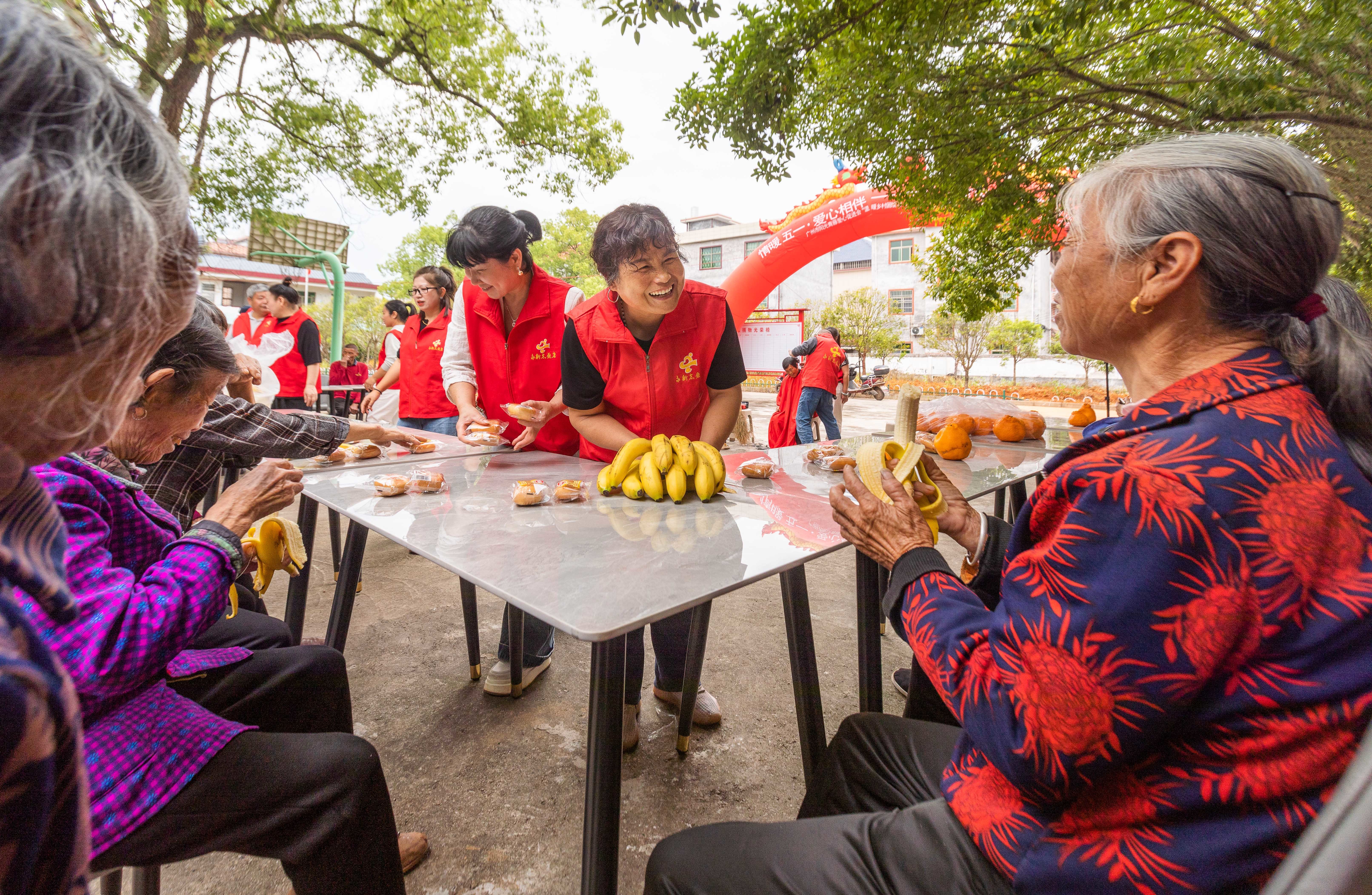 吉安永新：志愿敬老行 温情满乡村