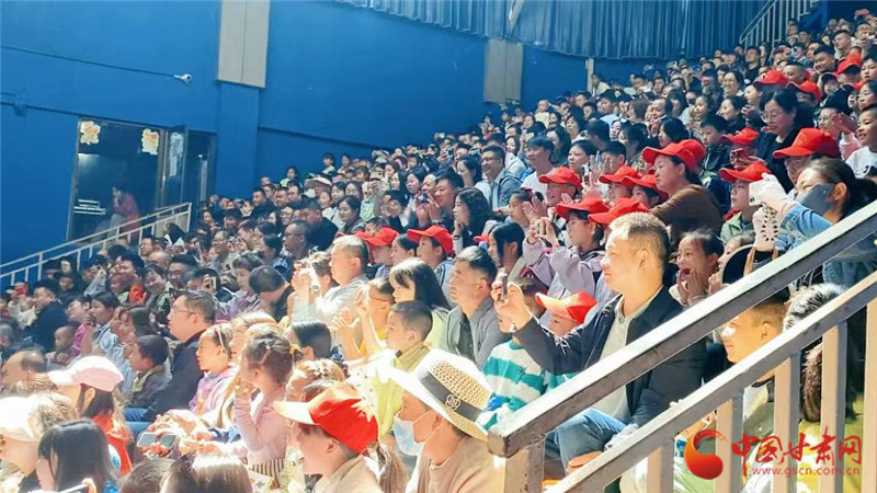 表演区域游客众多