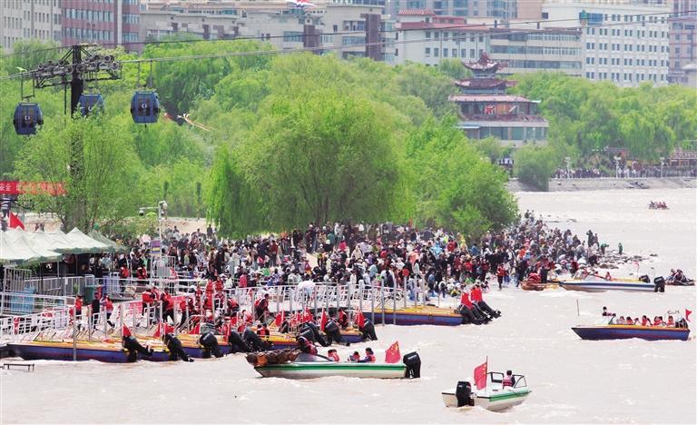 黄河岸边绿树成荫、游人如织