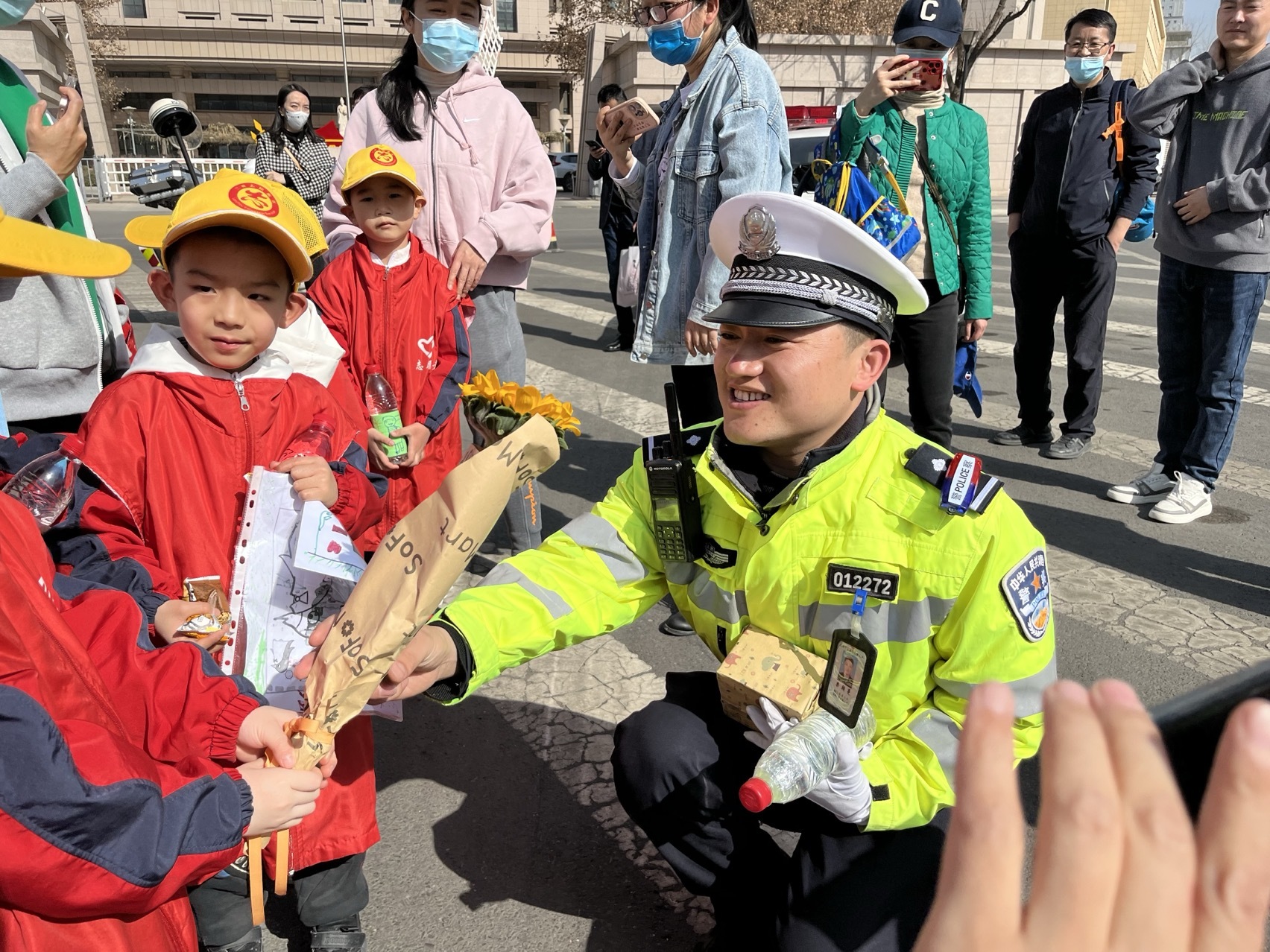 小朋友为交警叔叔献花