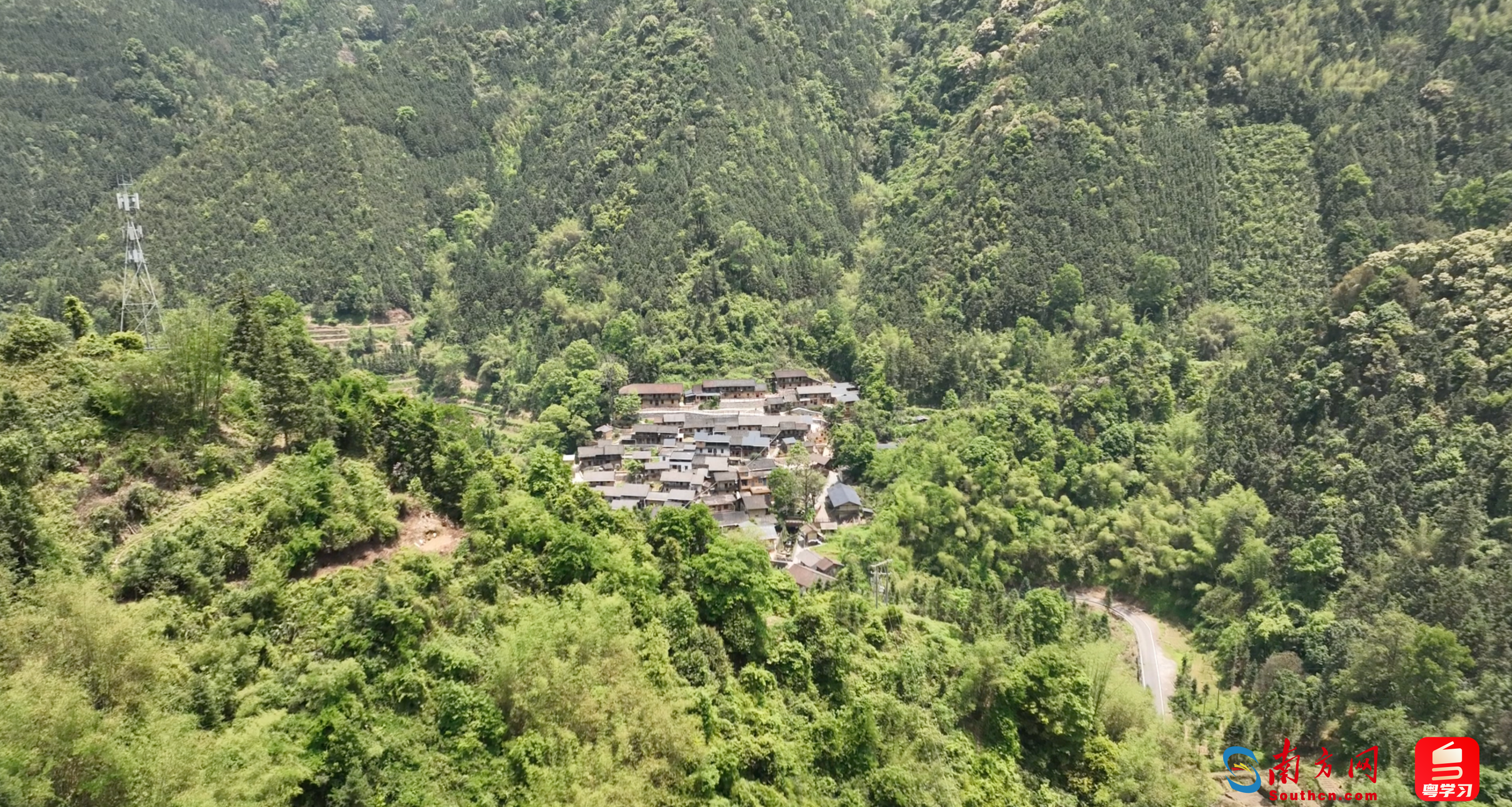 大山深处的必背瑶寨。罗渊摄。