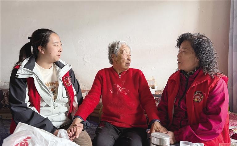 马惠琴（右）看望社区高龄老人