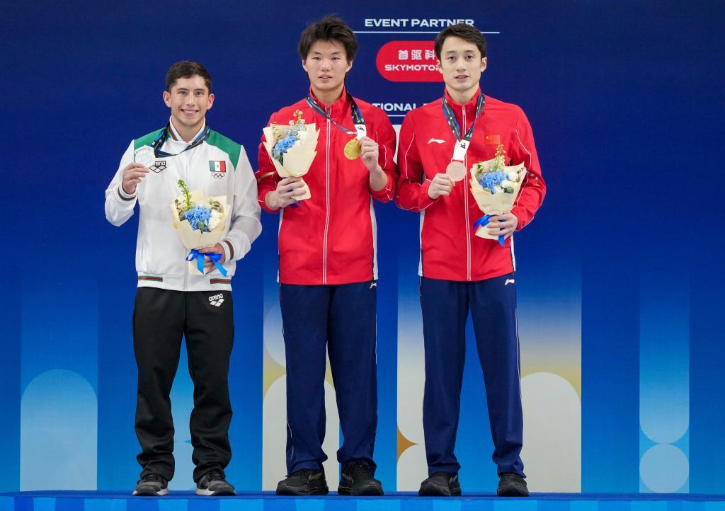 5月3日，冠军中国选手白钰鸣（中）、亚军墨西哥选手巴尔德斯（左）和季军中国选手练俊杰在颁奖仪式上合影。新华社发（马子涵摄）