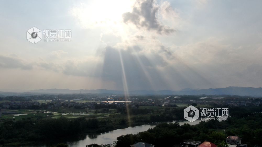 2026年5月6日，江西省遂川县泉江河畔，丁达尔光透过云层洒向大地，为河湾、稻田与错落民居镀上柔光，青山如黛，绿水含情，乡村田园风光如画，尽显生态之美与春日生机。