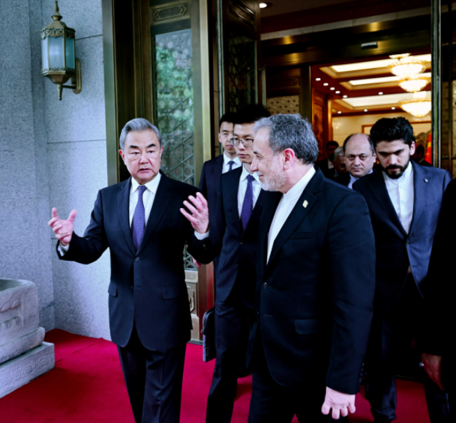 王毅同伊朗外长阿拉格齐会谈