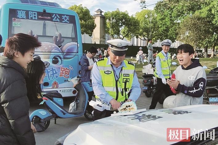 一群10后为赵志全唱响生日歌　 通讯员供图