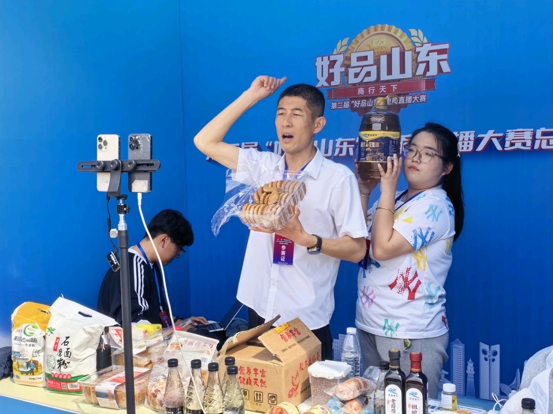 在第二届“好品山东”电商直播大赛总决赛现场，主播们同台竞技、各显其能。