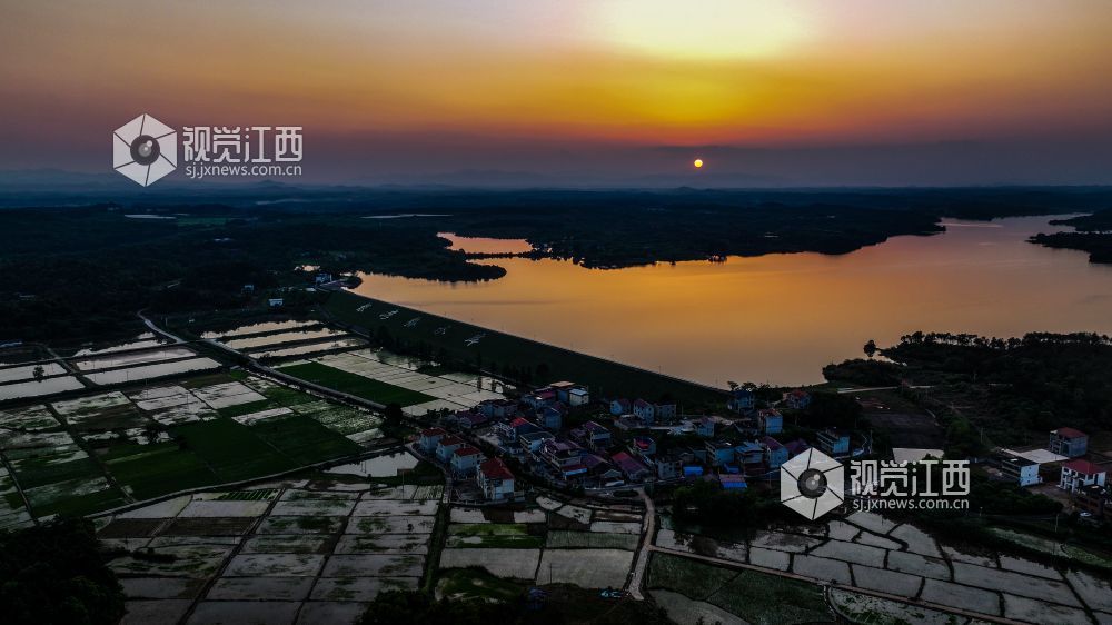 江西吉安：晚霞倒映银湾桥（图）