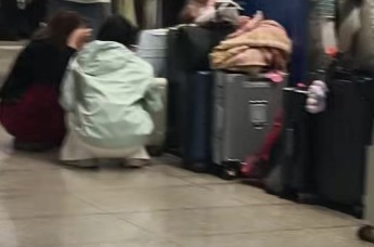大学生游客行李放在警务室门口！网友：这安全感，南京公安夯爆了！