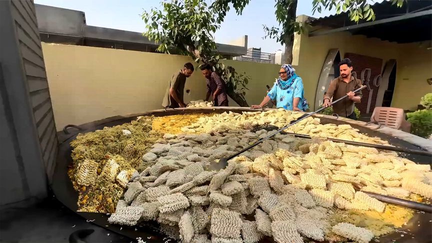 穷人最喜欢吃的泡面，印度富人当大餐，4米大锅一煮就是1万袋