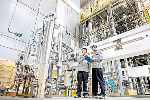 5月7日，工作人员在燕赵绿色化工实验室中试基地2号厂房查看装置运行情况。本报记者 张 昊摄