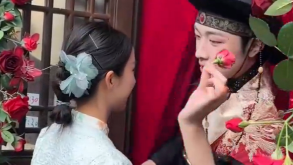 被批擦边后，景区NPC小黄鱼互动改为送簪花