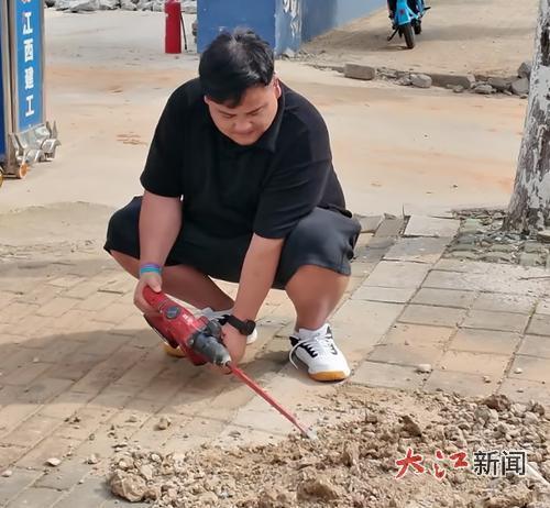 李运华正在清障
