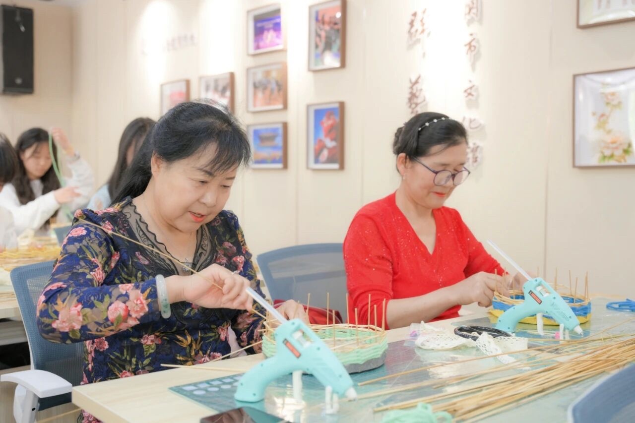 参与者体验芨芨草编扎全过程（嘉峪关文化馆供图）