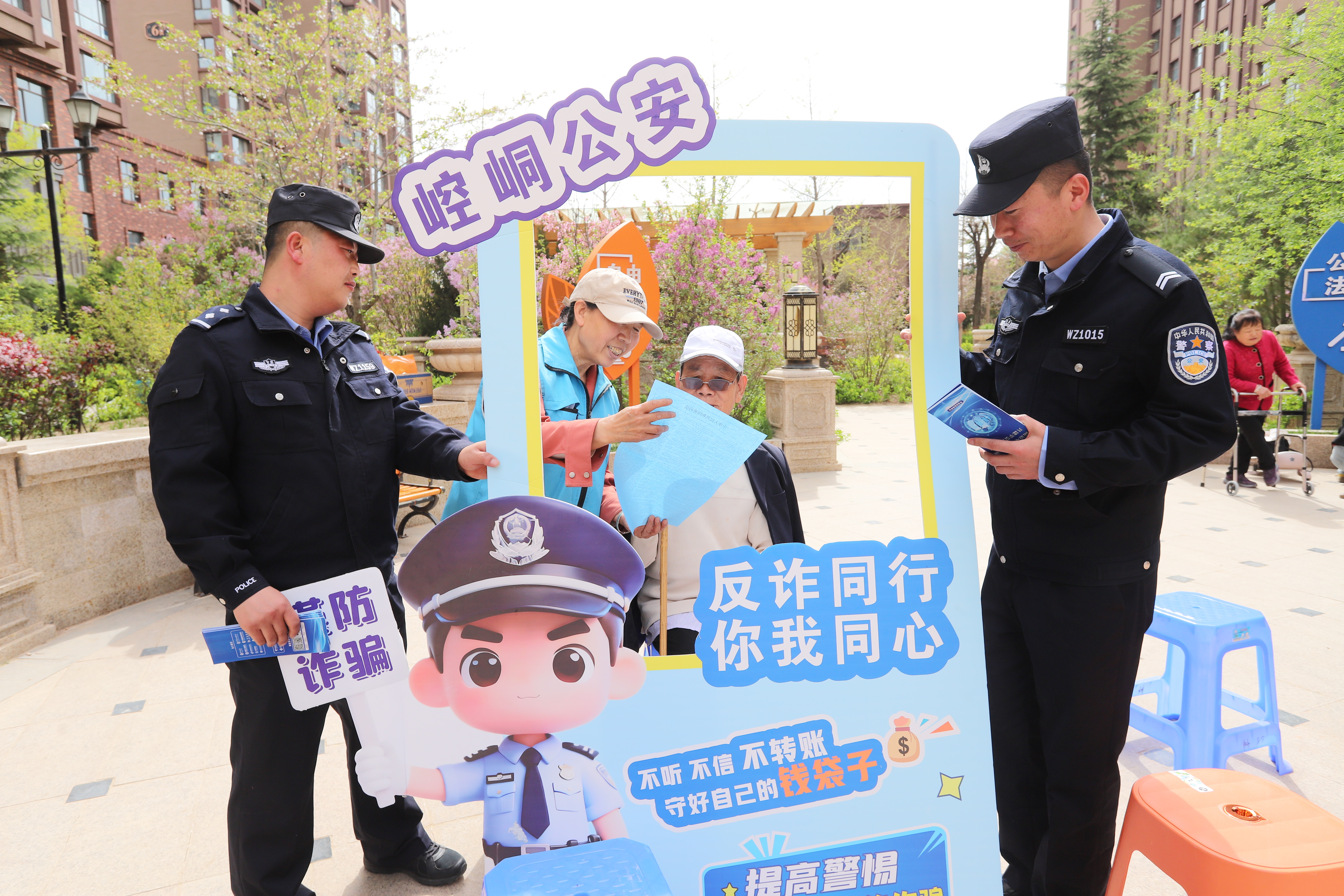 图1为民辅警和社区工作人员向老年人宣传开展反电诈活动的意义(崆峒区融媒体中心供图).jpg