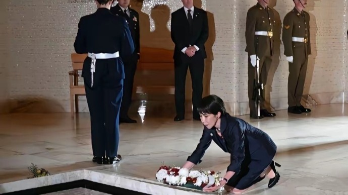 高市早苗访问澳大利亚，当众下跪献花，日本网友：太丢人了