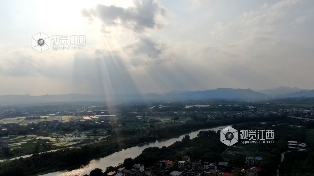 2026年5月6日，江西省遂川县泉江河畔，丁达尔光透过云层洒向大地，为河湾、稻田与错落民居镀上柔光，青山如黛，绿水含情，乡村田园风光如画，尽显生态之美与春日生机。