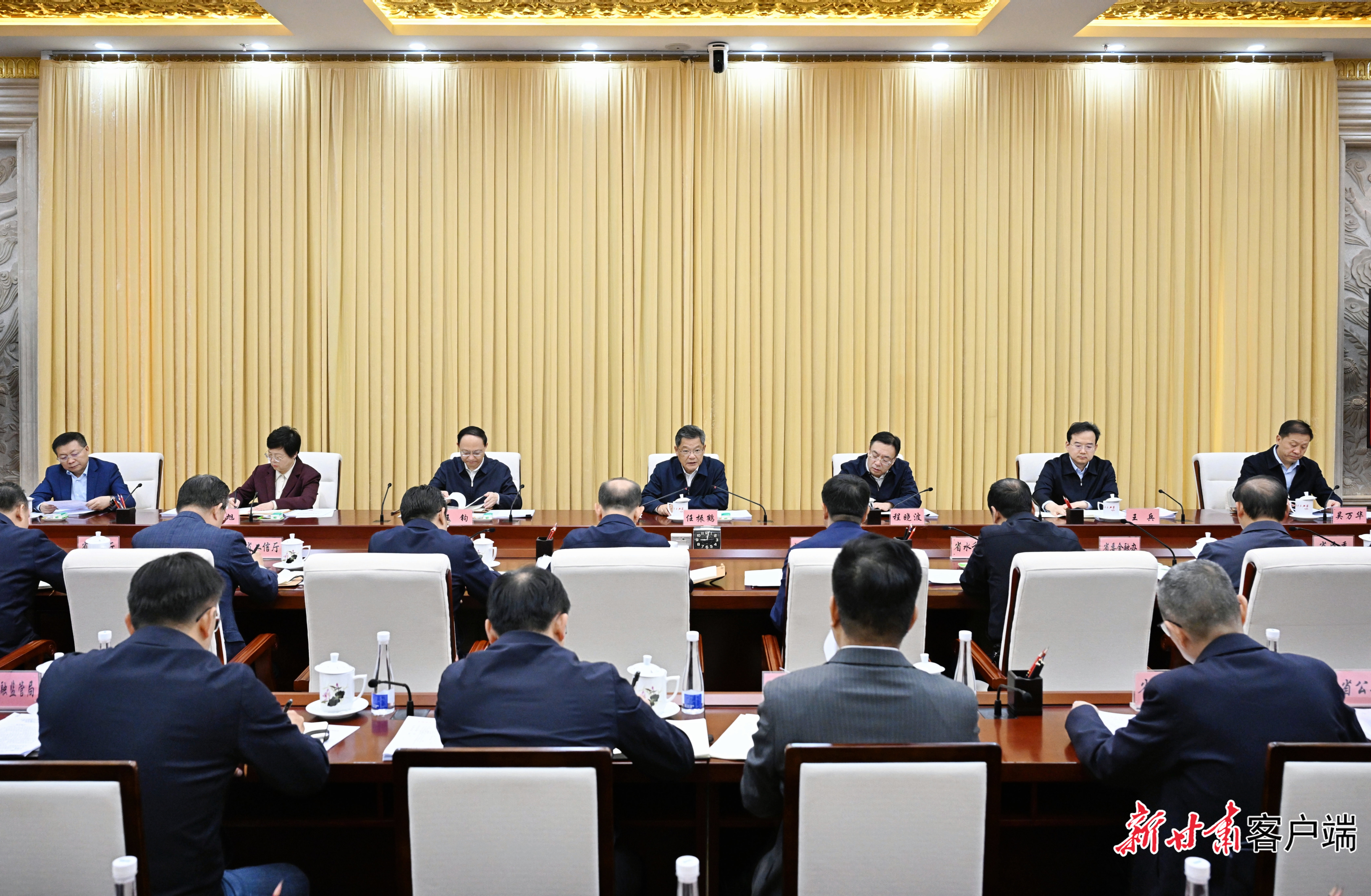 5月8日,省委副书记、省长任振鹤主持召开省长办公会议。新甘肃·甘肃日报记者 盛学卿