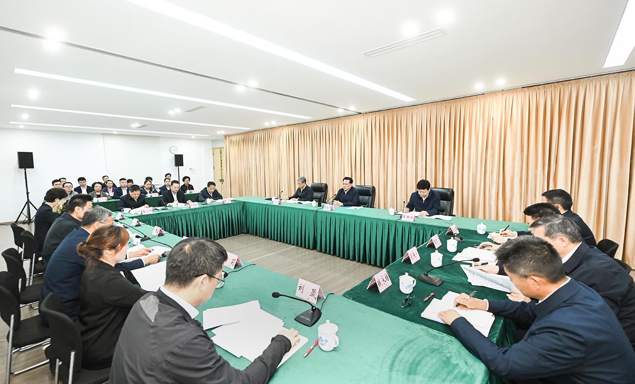 ▲5月8日下午，市委书记袁家军主持召开树立和践行正确政绩观学习教育座谈会。记者 苏思 摄/视觉重庆