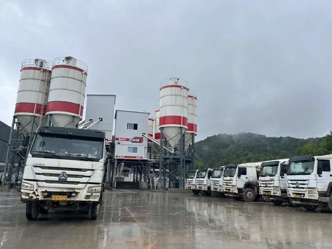 ▲ 昊亿公司搅拌站外成排的混凝土搅拌车。