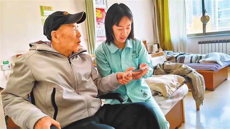 兰州市安宁孝慈苑养老服务中心工作人员协助老人申领养老服务消费补贴　兰州市民政局供图