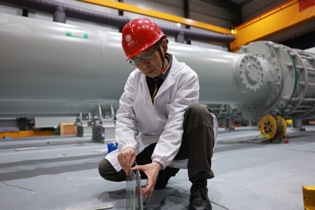 (5月4日,湖南省送变电工程有限公司工作人员正在进行GIS安装作业。)