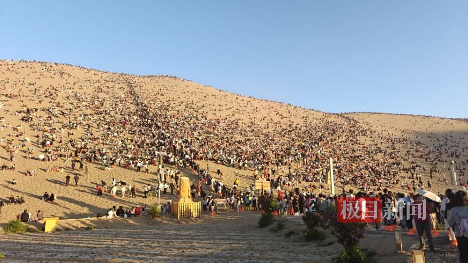 鸣沙山月牙泉景区挤满游客
