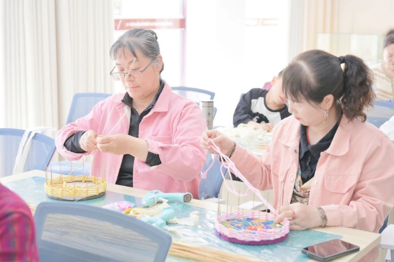 参与者体验芨芨草编扎全过程（嘉峪关文化馆供图）