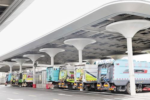 4月28日,石家庄交投时代·冀通能源谷开业投运,许多车辆前来充电。本报记者 张晓超摄