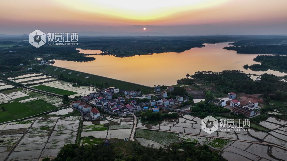 江西吉安：晚霞倒映银湾桥（图）