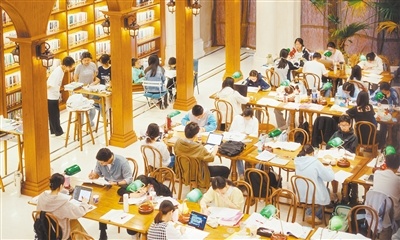 众多市民选择沉浸式阅读过一个文化节